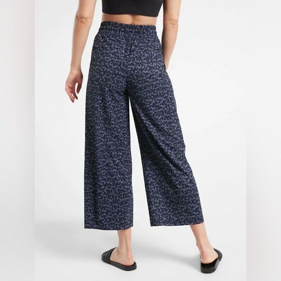 Athleta Women's Avenue Printed Wide Leg Cropped Pants Size 6 Petite Animal Print - Picture 1 of 9